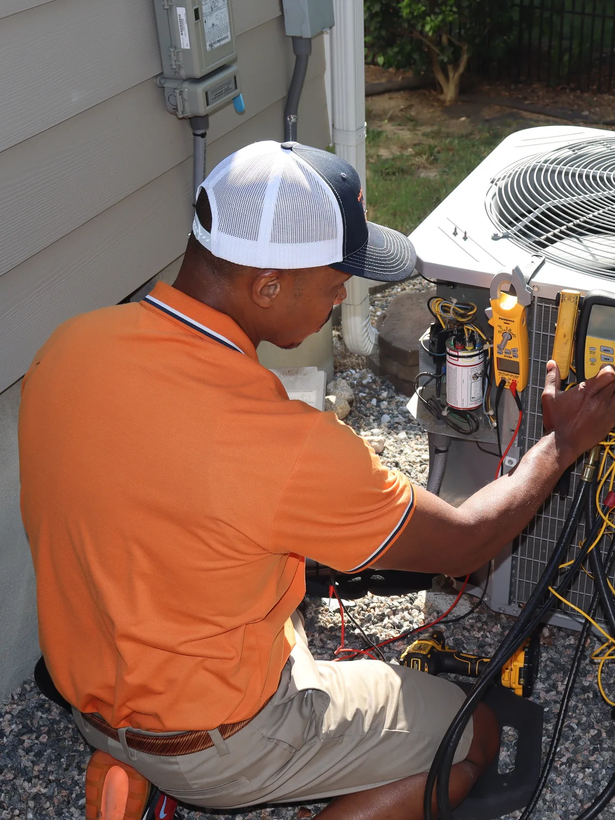 Full diagnostic: manifold and clamp meter on the condenser