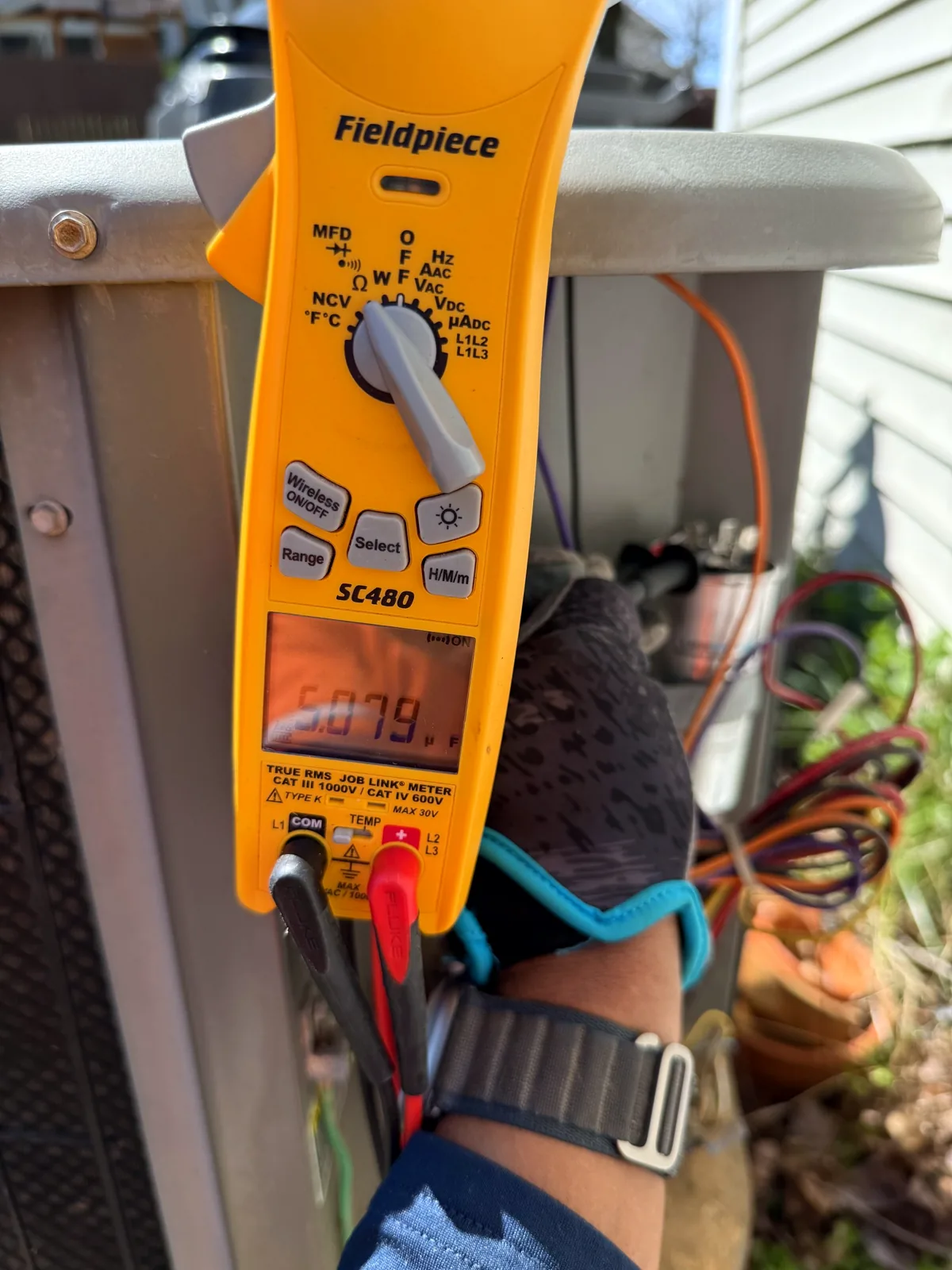 Fieldpiece meter in hand